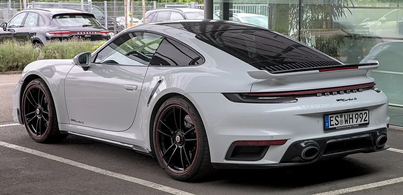 Dubai Traffic Rules Every Luxury Car Renter Should Know