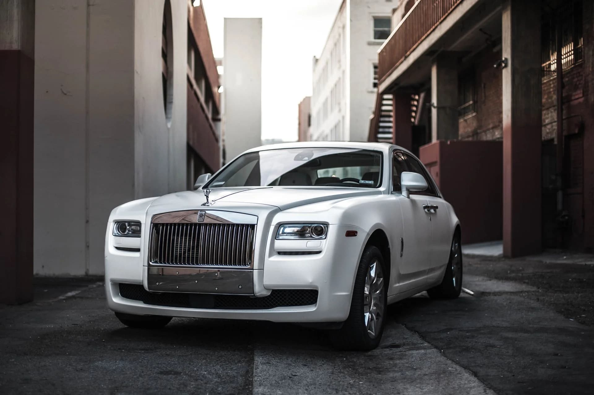 Luxury supercar rental in Dubai with Fame Luxury concierge delivery